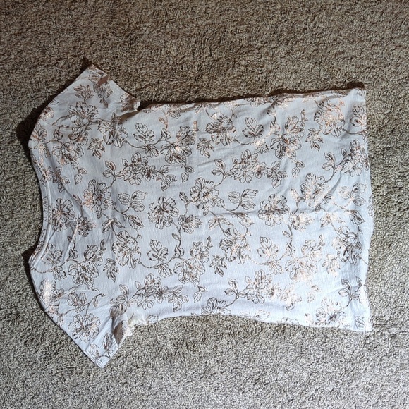 A new way white v-neck Tshirt with gold flower pattern, size small - Picture 5 of 5